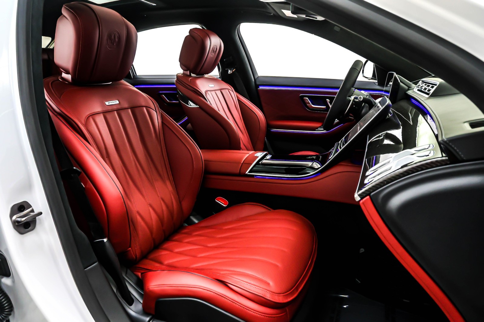 New 2026 MANUFAKTUR Moonlight White Metallic Mercedes-Benz AMG® S 63 E image 7