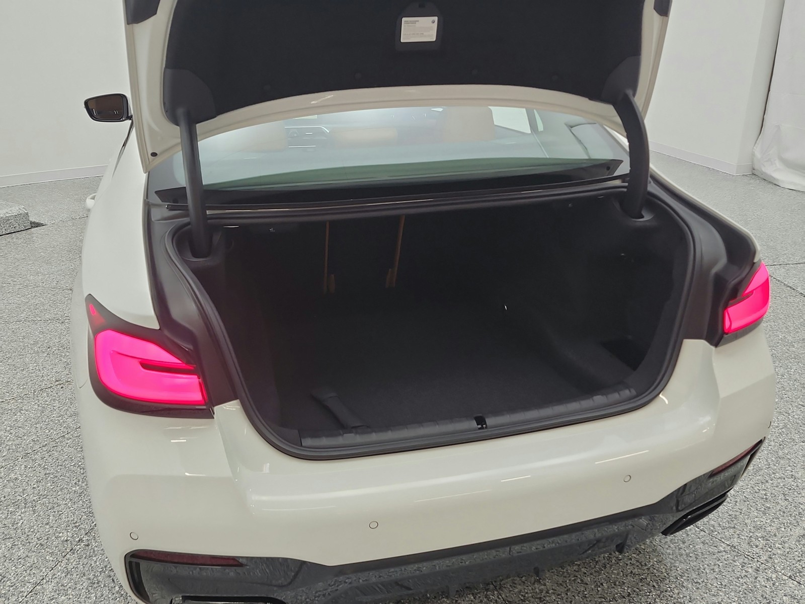 Used 2023 Alpine White BMW M550i xDrive Sedan image 19