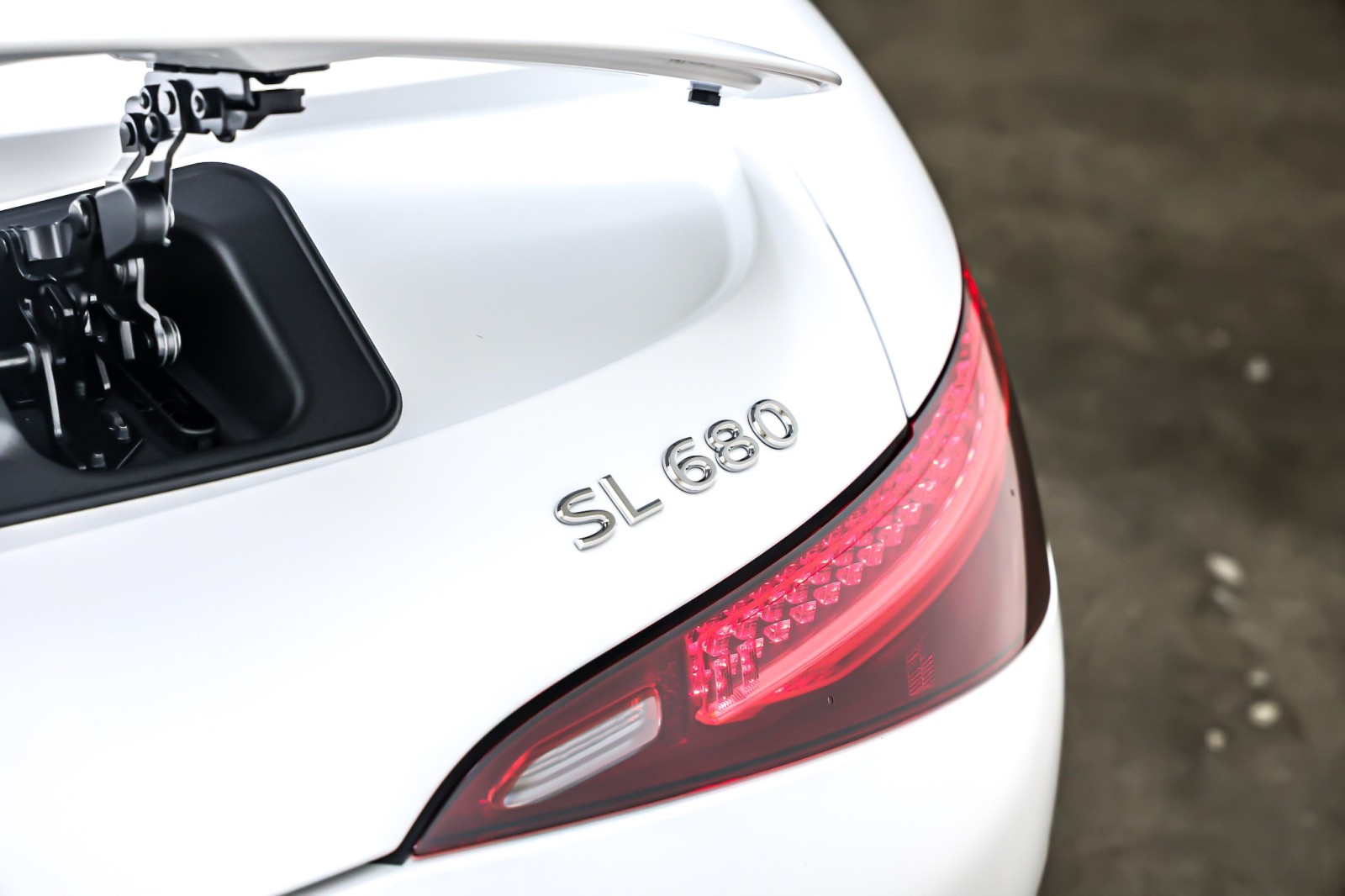 New 2026 MANUFAKTUR Moonlight White Magno Mercedes-Benz Maybach SL 680 Monogram Series image 9