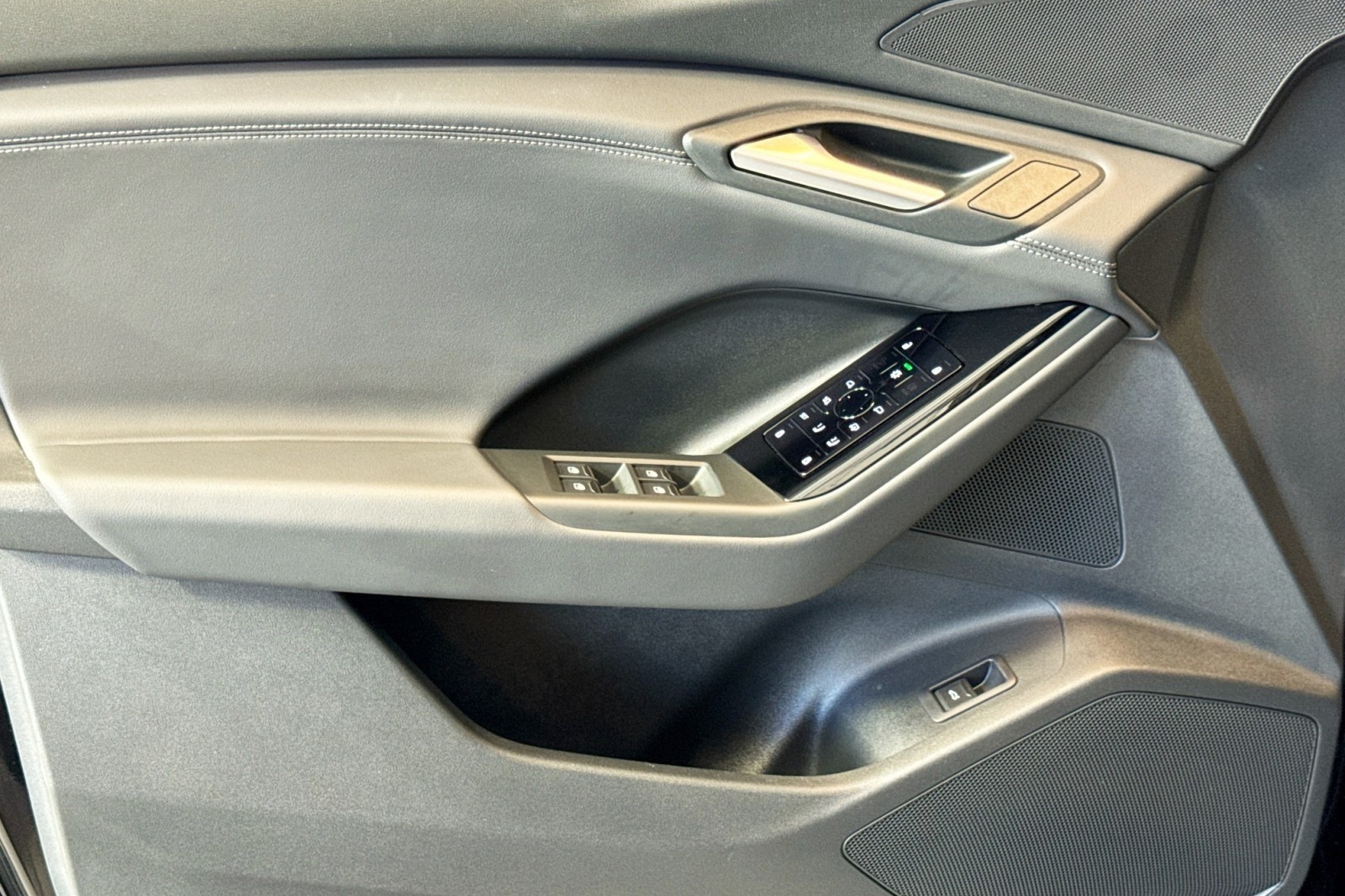 Used 2025 MYTHOS BLACK Audi Premium image 16