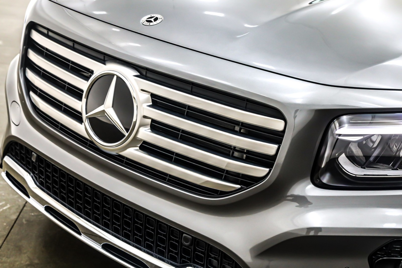 New 2026 Mountain Grey Metallic Mercedes-Benz GLB 250 SUV image 13