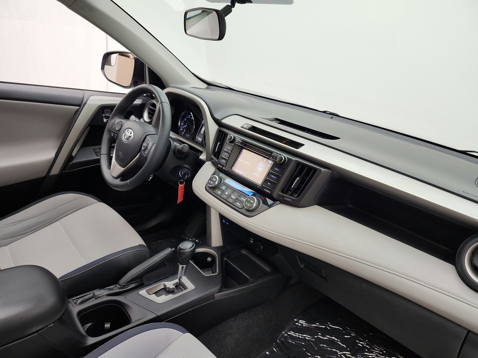 Used 2016 Silver Sky Metallic Toyota FWD 4dr XLE (Natl) image 18