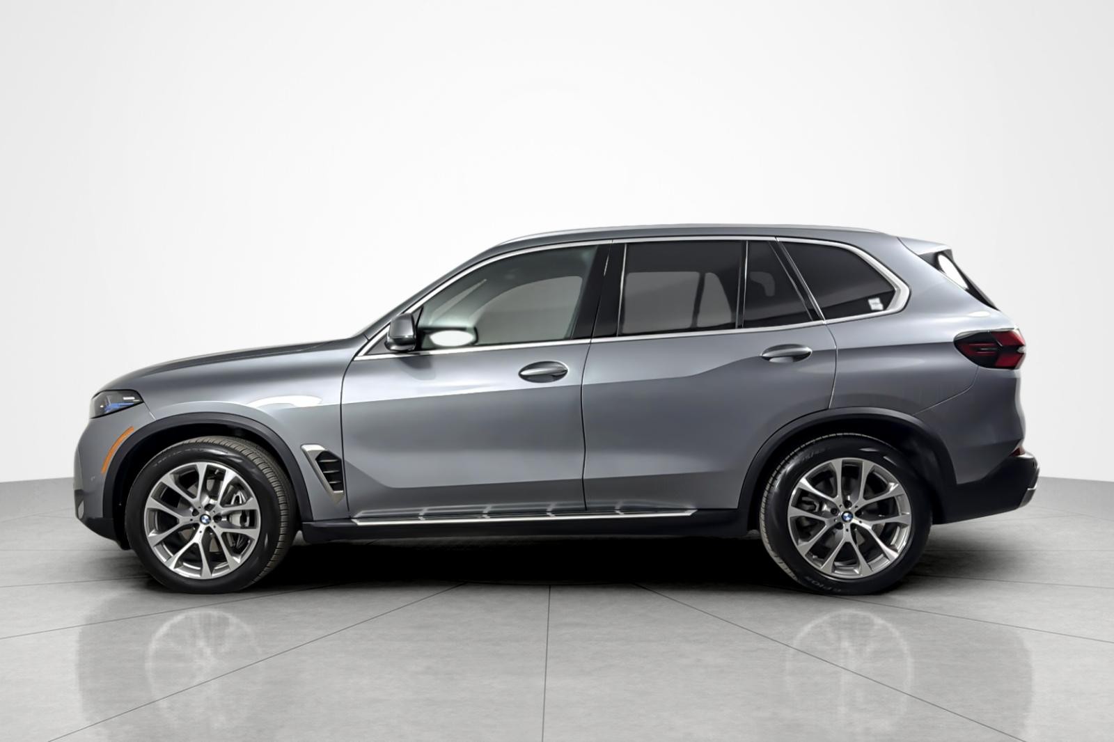 Used 2025 SKYSCRAPER GREY BMW xDrive40i Sports Activity Vehicle image 2