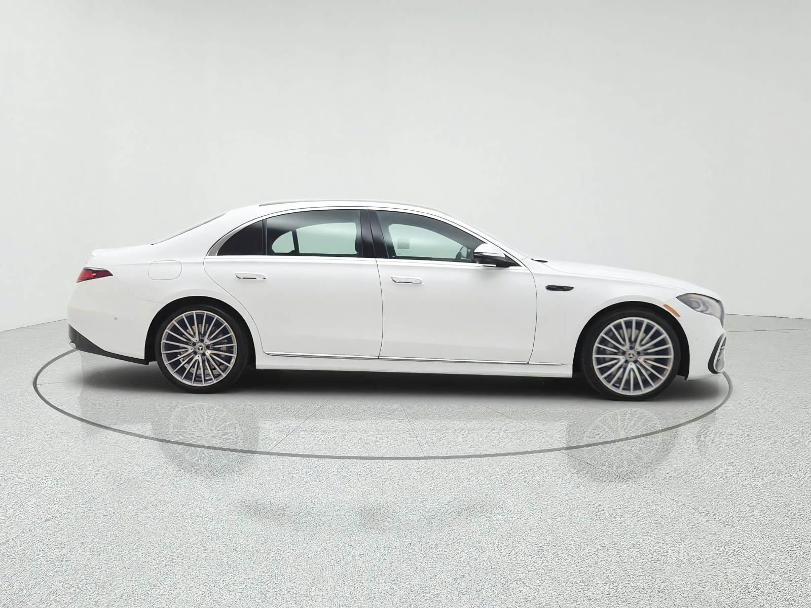 New 2027 MANUFAKTUR Moonlight White Magno Mercedes-Benz S 580 4MATIC® Sedan image 4