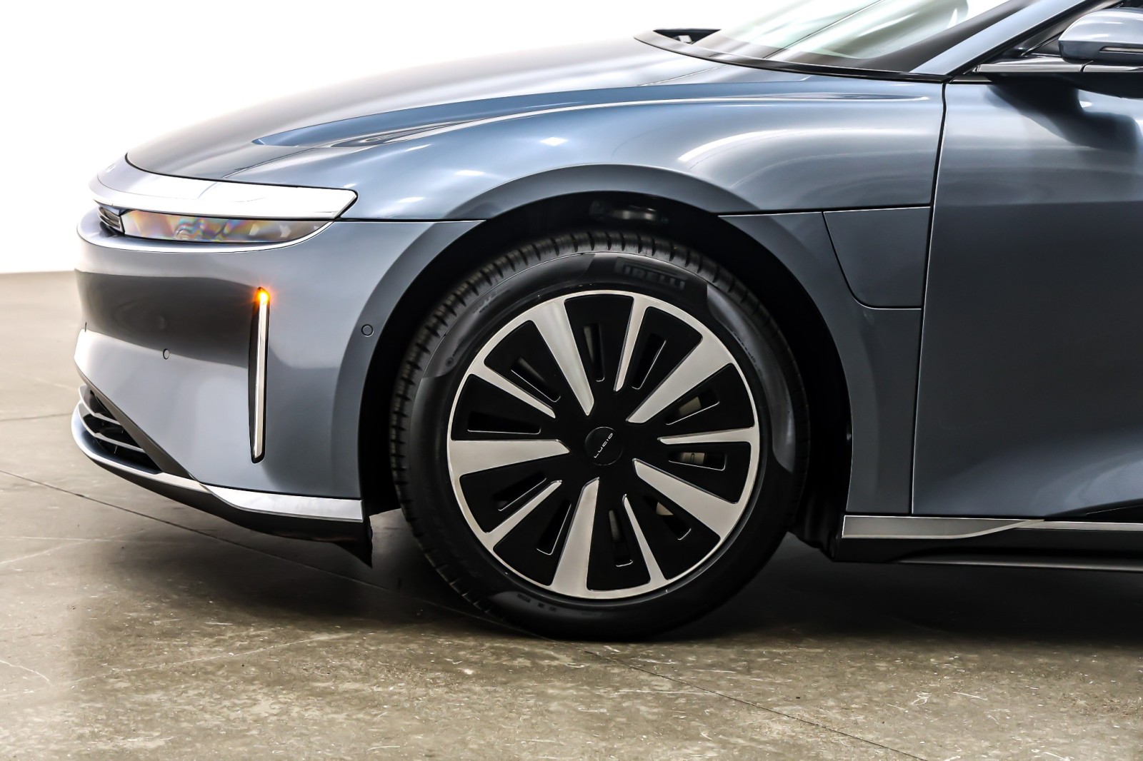Used 2024 Quantum Grey Metallic Lucid Touring AWD image 10