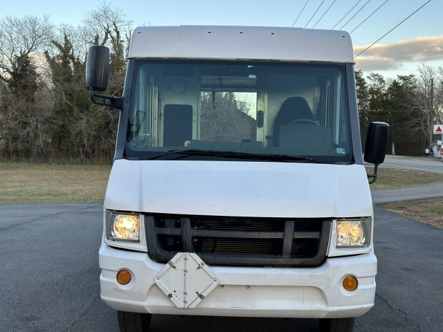 2013 Isuzu Reach 14' Van w/AIR in , 