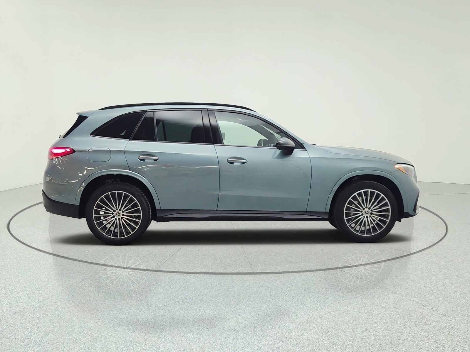 New 2027 Verde Silver Metallic Mercedes-Benz GLC 300 SUV image 4