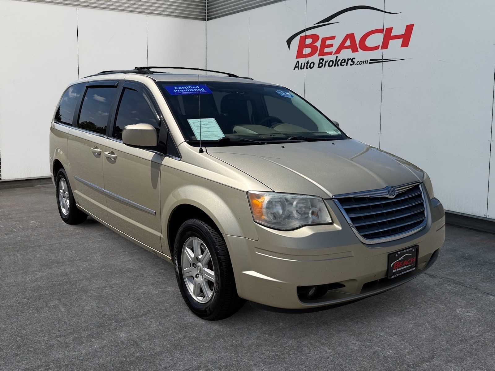 2010 Chrysler Town & Country #3