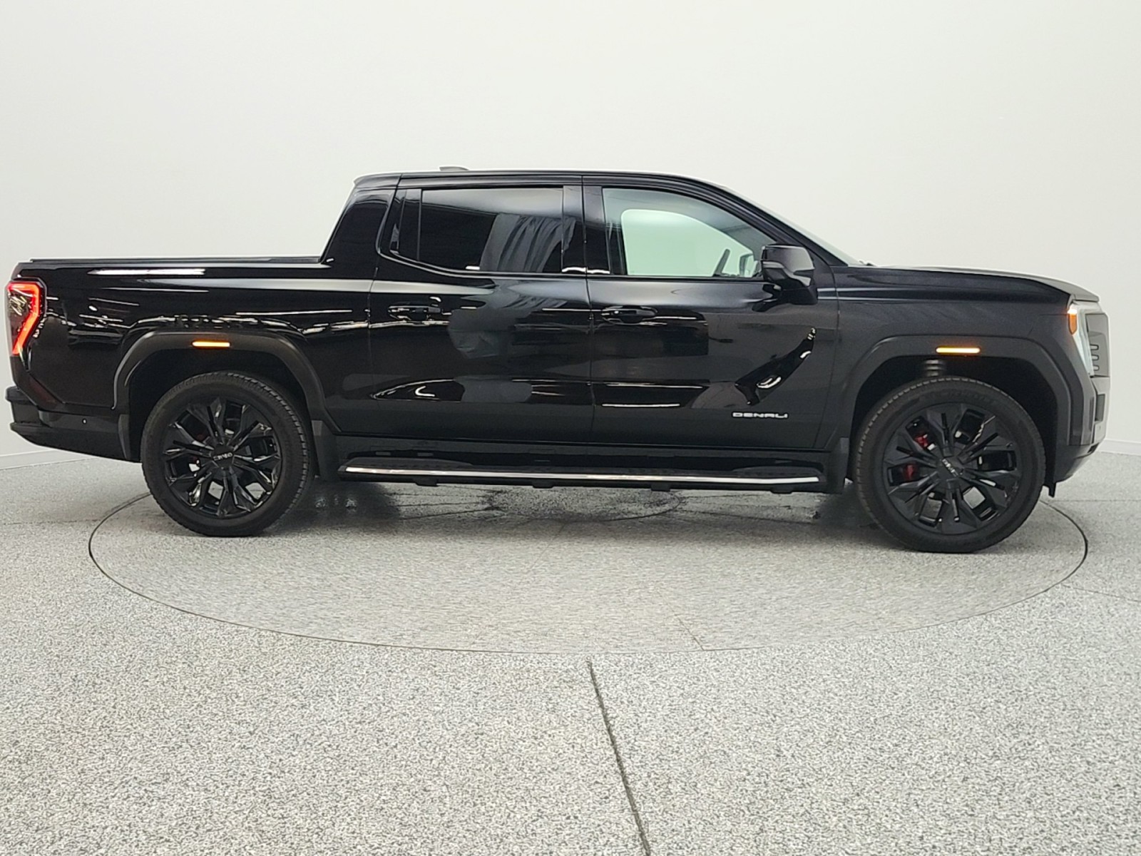 Used 2025 Onyx Black GMC e4WD Crew Cab Max Range Denali image 4