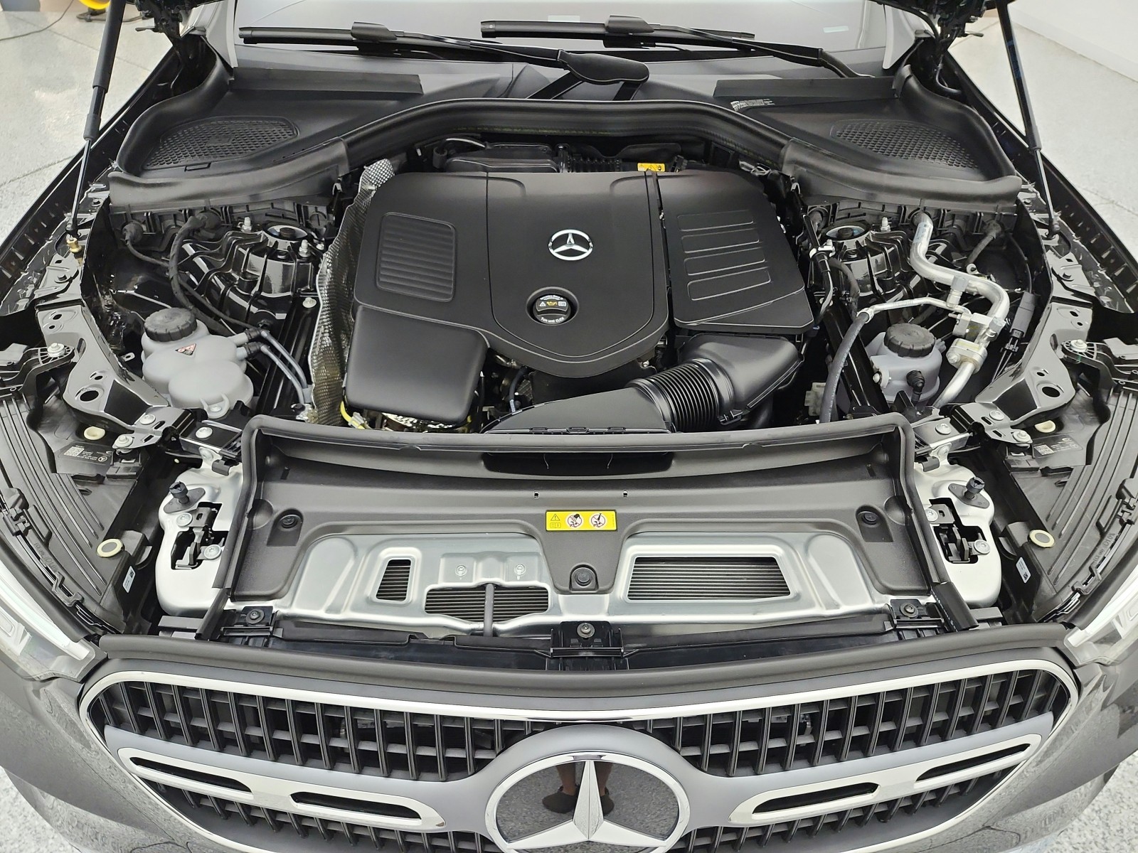 New 2027 Graphite Grey Metallic Mercedes-Benz GLC 300 SUV image 12