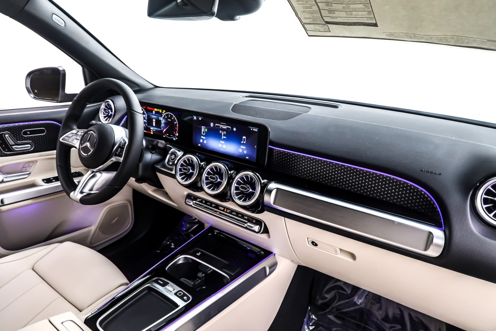 New 2026 Polar White Mercedes-Benz GLB 250 image 5