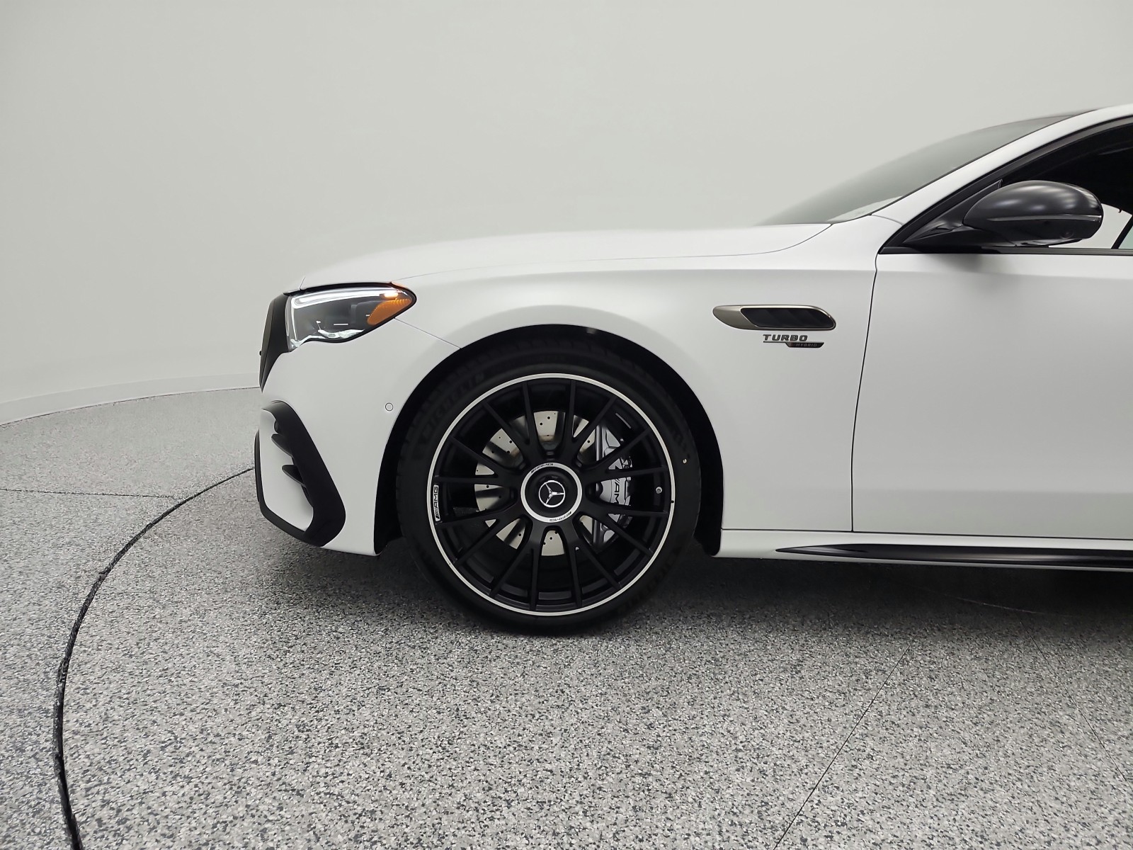 New 2026 MANUFAKTUR Moonlight White Magno Mercedes-Benz AMG® E 53 E image 15