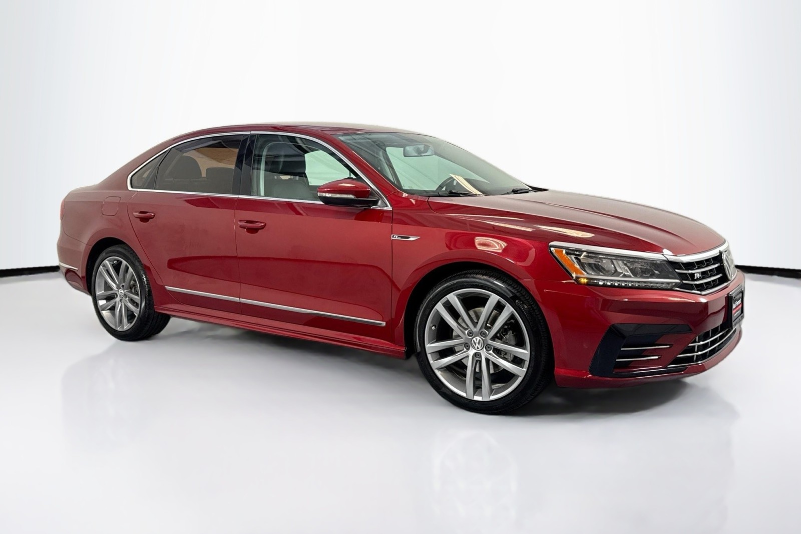 Used 2017 Fortana Red Volkswagen R-Line w/Comfort Pkg image 3