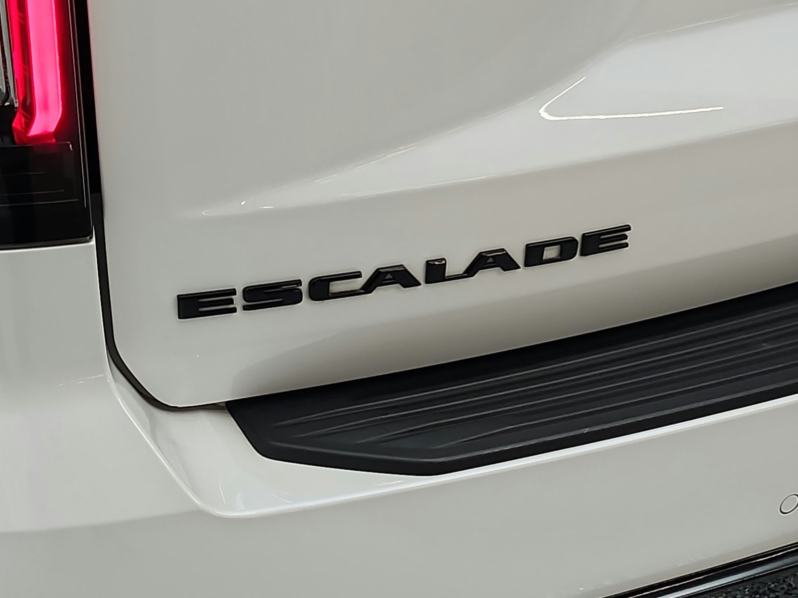 Used 2022 Crystal White Tricoat Cadillac 4WD 4dr Sport Platinum image 19