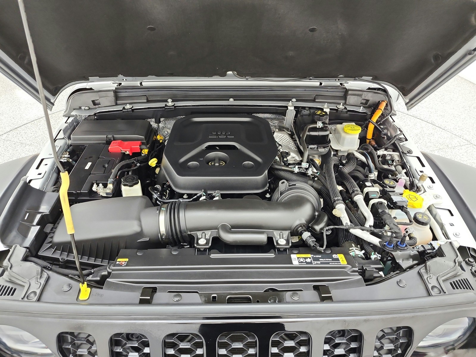 Used 2024 Silver Zynith Clearcoat Jeep Sport S image 16
