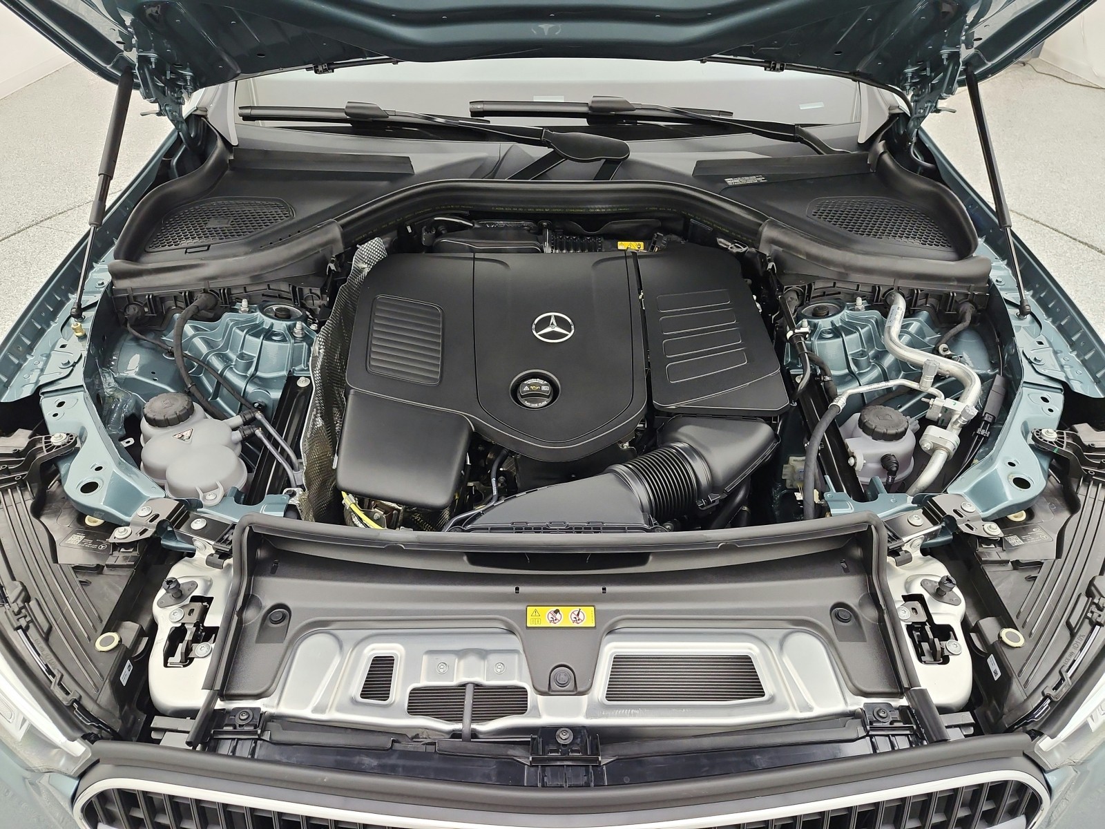 New 2027 Verde Silver Metallic Mercedes-Benz GLC 300 SUV image 12