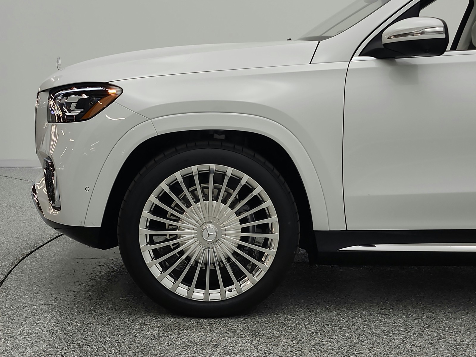 New 2026 MANUFAKTUR Moonlight White Metallic Mercedes-Benz Maybach GLS 600 image 16