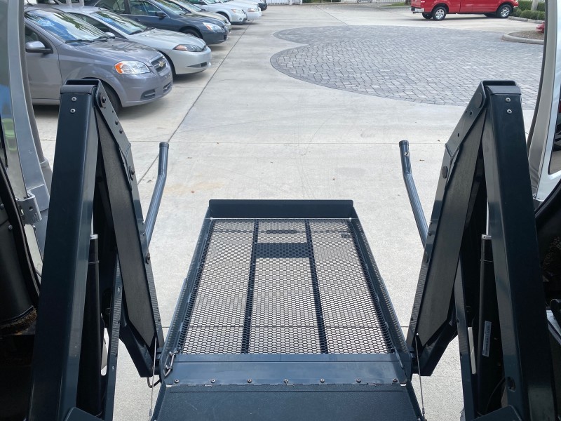 2013 GMC SAVANA HI TOP CONVERSION HANDICAP LIFT LOW MILES 24,857 in , 