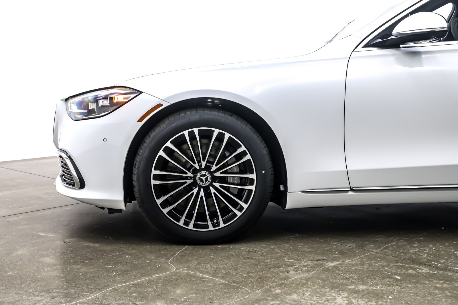 New 2026 MANUFAKTUR Moonlight White Metallic Mercedes-Benz S 580 4MATIC® Sedan image 10