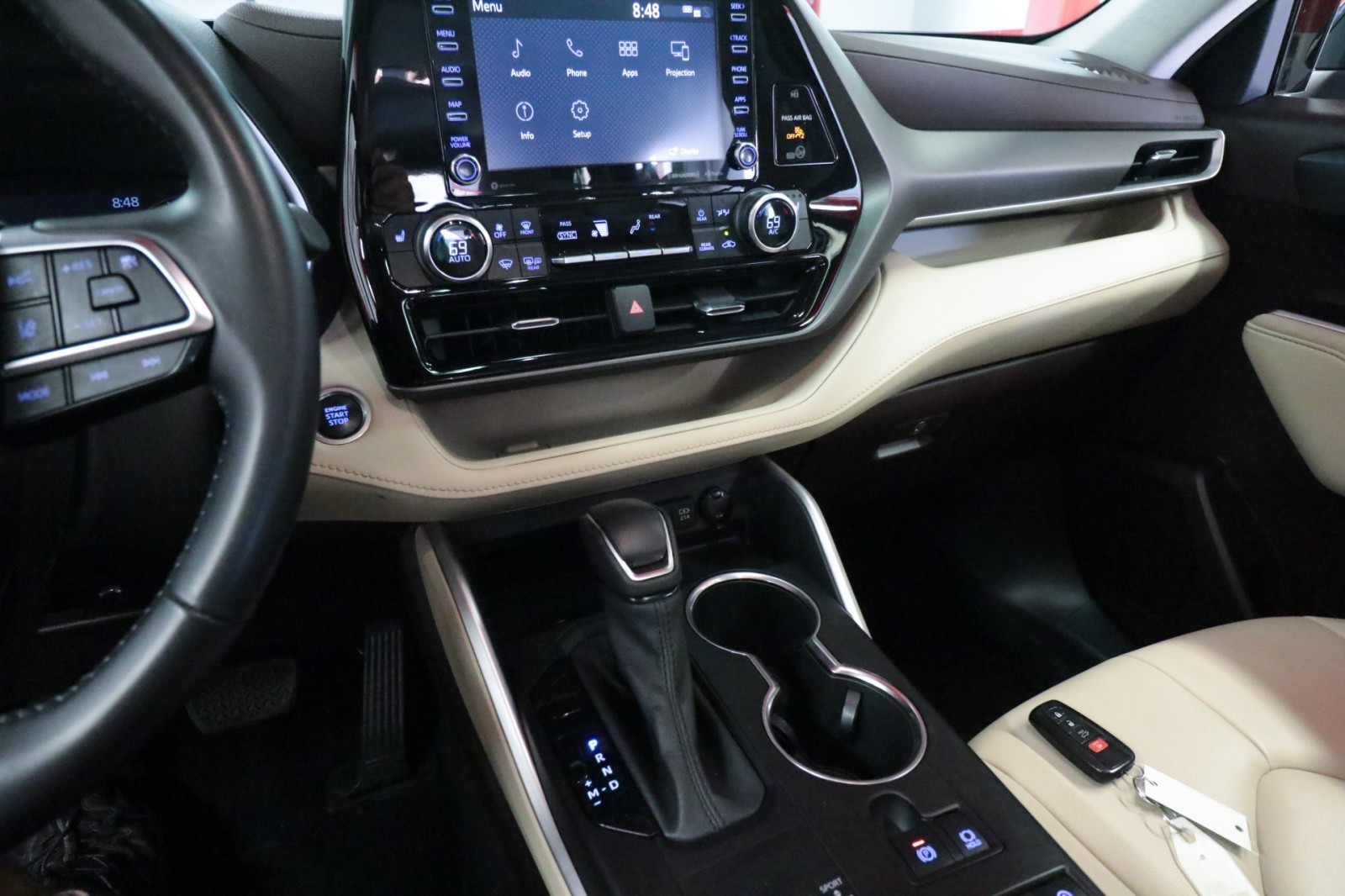 Used Car 2021 Toyota Highlander  Xle For Sale Under $35,000 In Austin, Texas