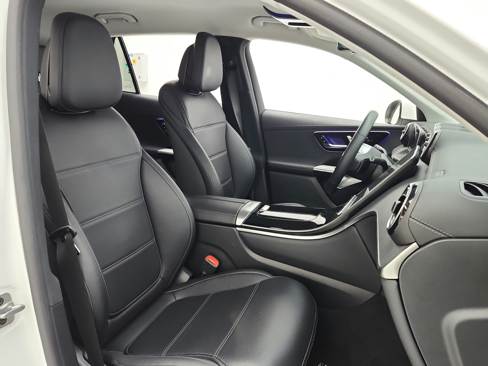 Used 2024 Polar White Mercedes-Benz GLC 300 SUV image 26