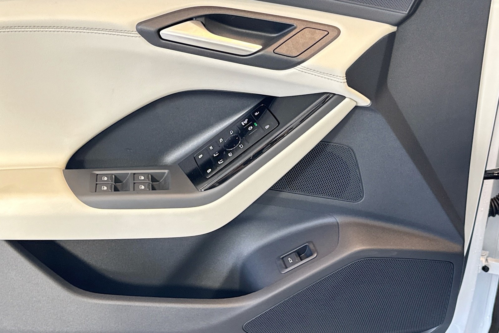 New 2025 Glacier White Metallic Audi Premium Plus quattro image 15