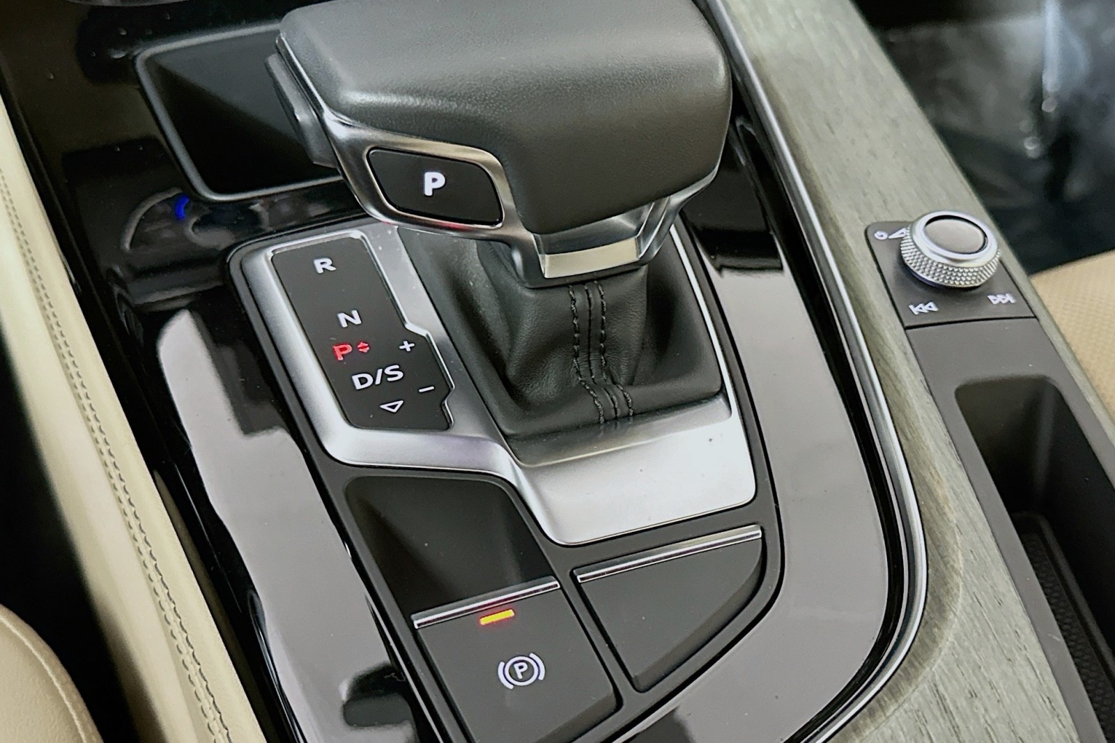 Used 2023 Daytona Gray Pearl Effect Audi S line Premium Plus image 7