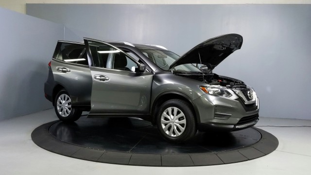 2017 Nissan Rogue SV 16