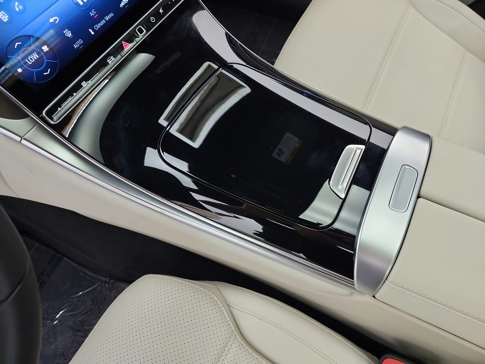 New 2027 Verde Silver Metallic Mercedes-Benz GLC 300 SUV image 9