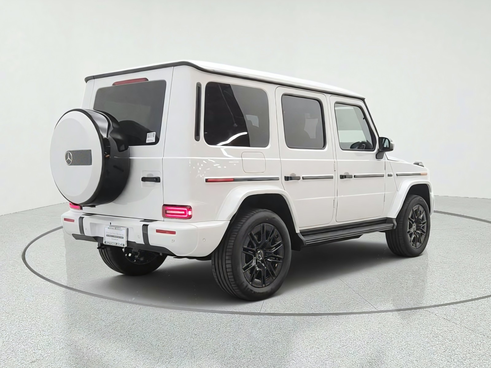 New 2027 MANUFAKTUR Moonlight White Metallic Mercedes-Benz G 580e SUV image 5