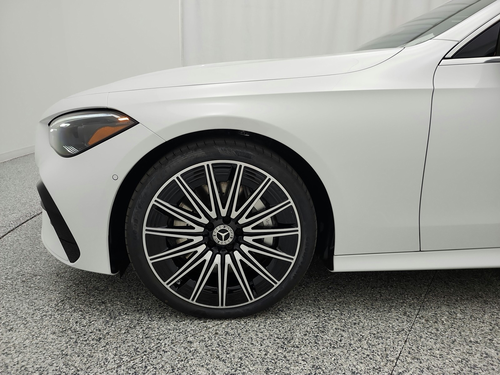 New 2027 MANUFAKTUR Moonlight White Metallic Mercedes-Benz CLE 450 4MATIC® Cabriolet image 13