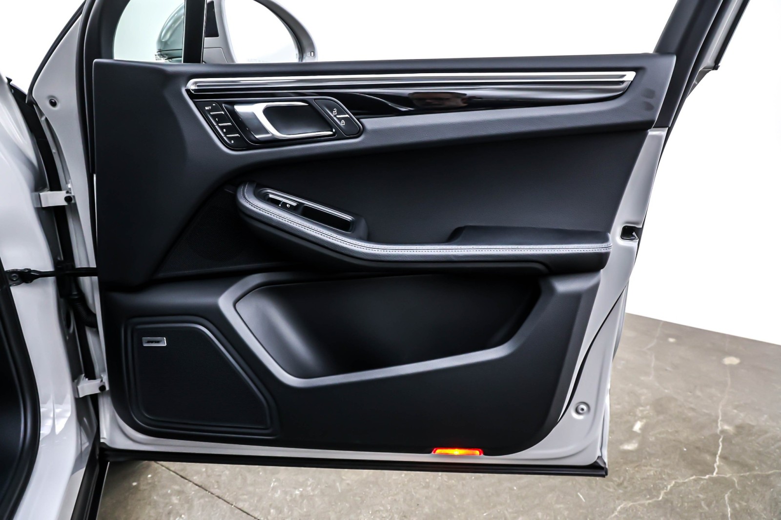 Used 2024 Chalk Porsche S AWD image 24