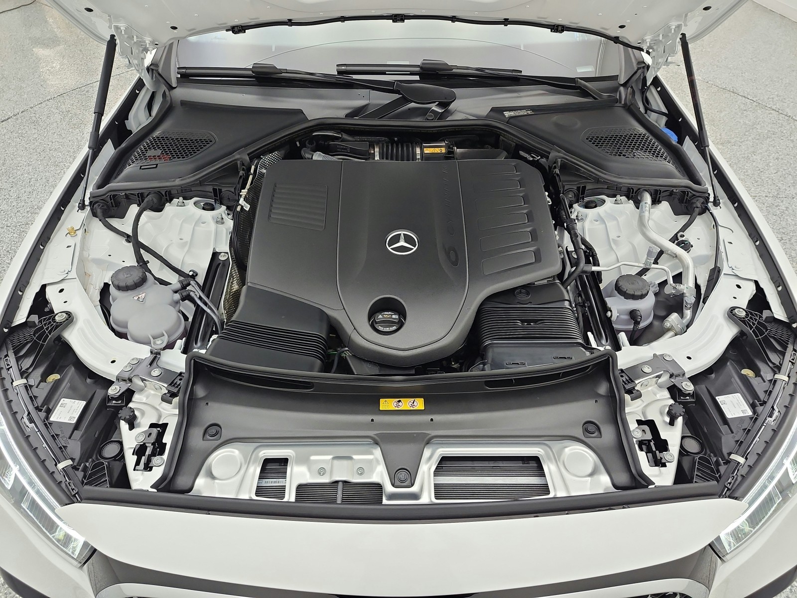New 2027 Polar White Mercedes-Benz E 450 4MATIC® Sedan image 12