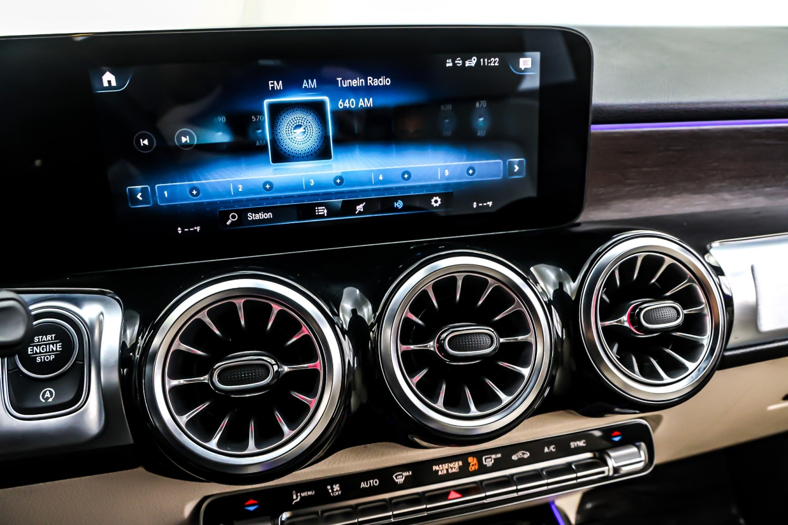 Used 2022 Iridium Silver Metallic Mercedes-Benz GLB 250 SUV image 21