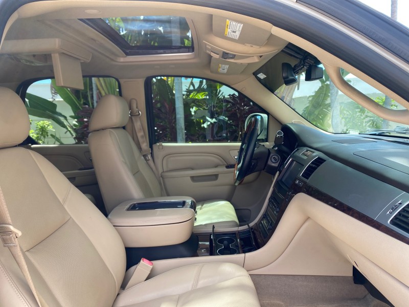 2013 Cadillac Escalade Luxury 1 OWNER LOW MILES 70,251 in ,