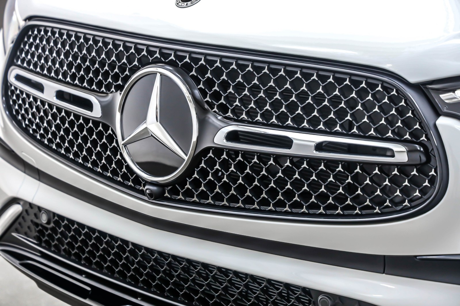 New 2026 Polar White Mercedes-Benz GLC 300 image 13