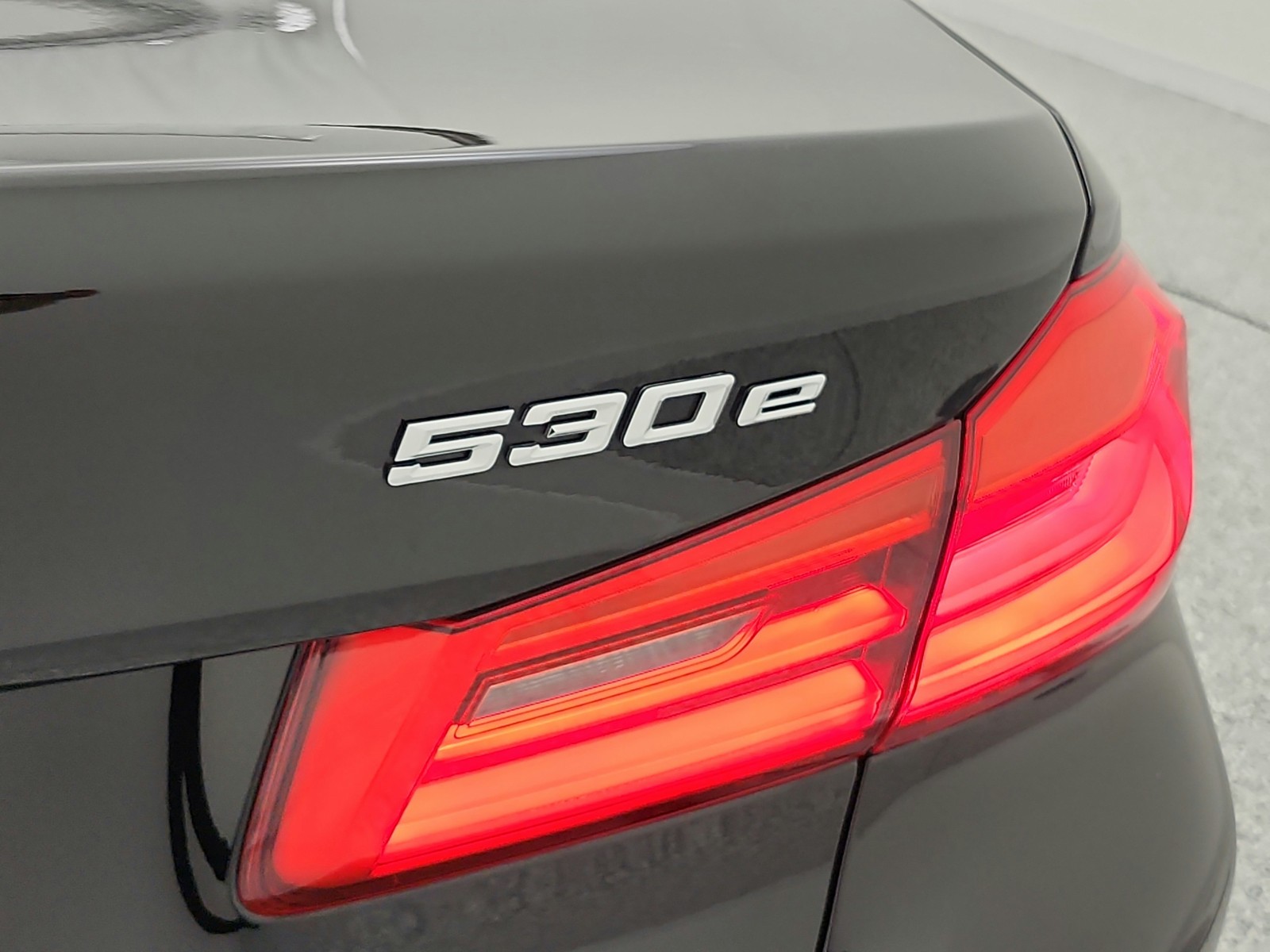 Used 2018 Jet Black BMW 530e iPerformance Plug-In Hybrid image 23