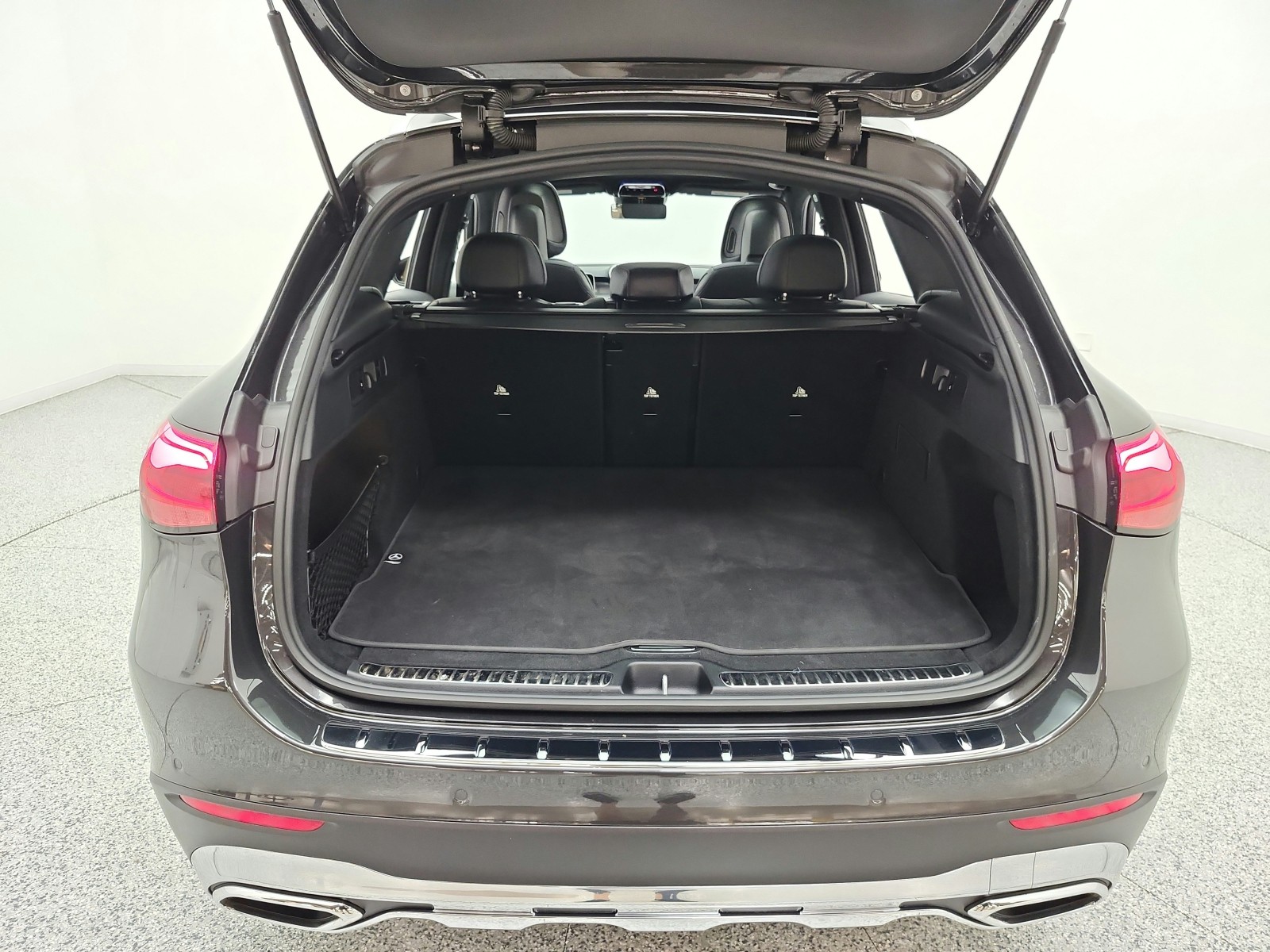 Certified Used 2026 Graphite Grey Metallic Mercedes-Benz GLC 300 SUV image 19