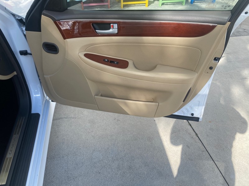 2013 Hyundai Genesis 3.8L LOW MILES 33,576 in , 