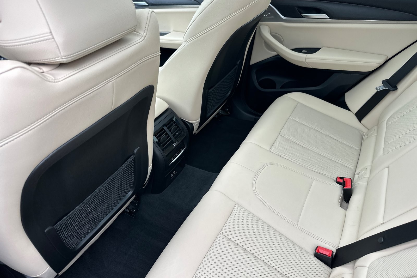 Used 2023 Phytonic Blue Metallic BMW sDrive30i image 11
