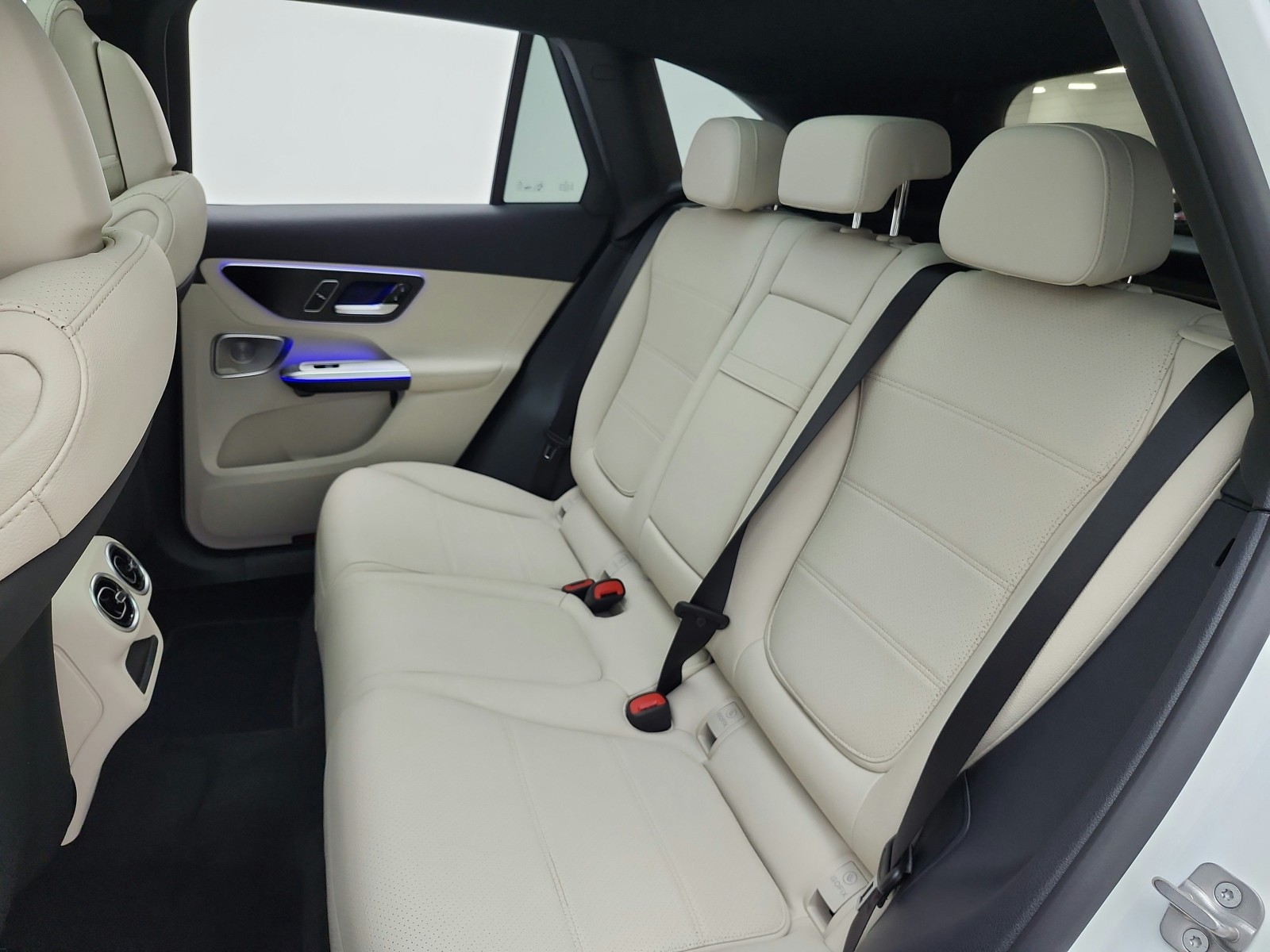 New 2027 Polar White Mercedes-Benz GLC 300 SUV image 11