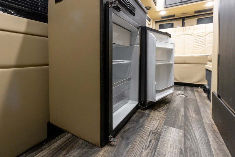 2019 Mercedes-Benz Sprinter 2500 Crew LUXURY RV Midwest Automotive Designs Daycruiser 144 4x4 in , 