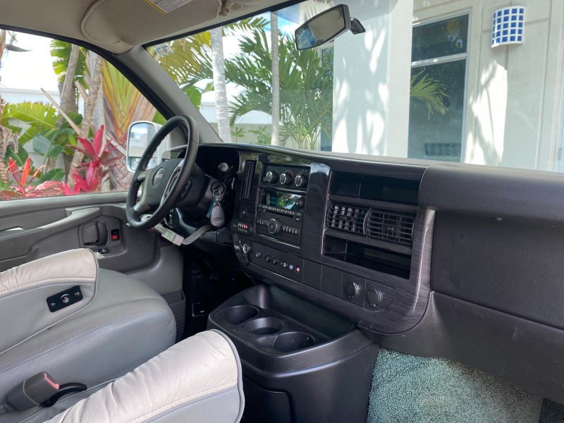 2013 GMC SAVANA HI TOP CONVERSION HANDICAP LIFT LOW MILES 24,857 in , 