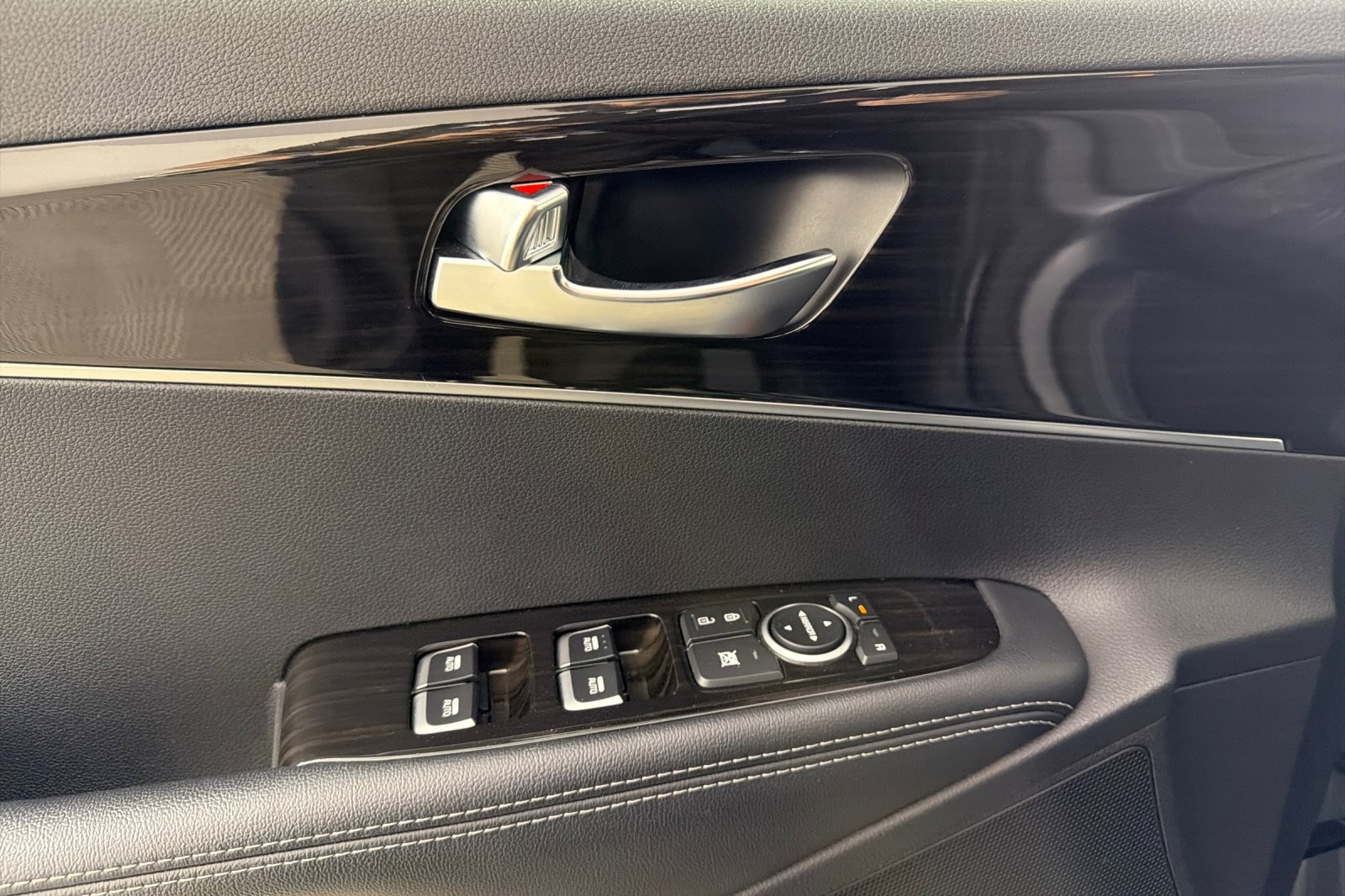 Used 2019 GRAVITY GREY Kia L FWD image 10