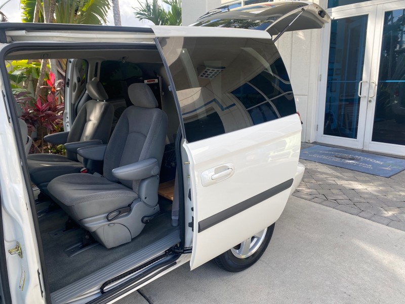 2006 Dodge Caravan SXT LOW MILES 28,367 1 OWNER HANDICAP LIFT in , 