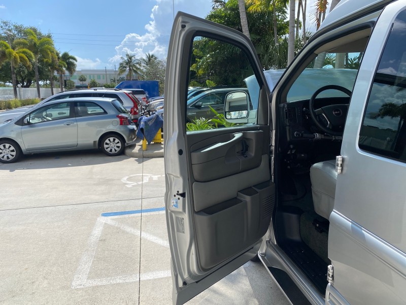 2013 GMC SAVANA HI TOP CONVERSION HANDICAP LIFT LOW MILES 24,857 in , 