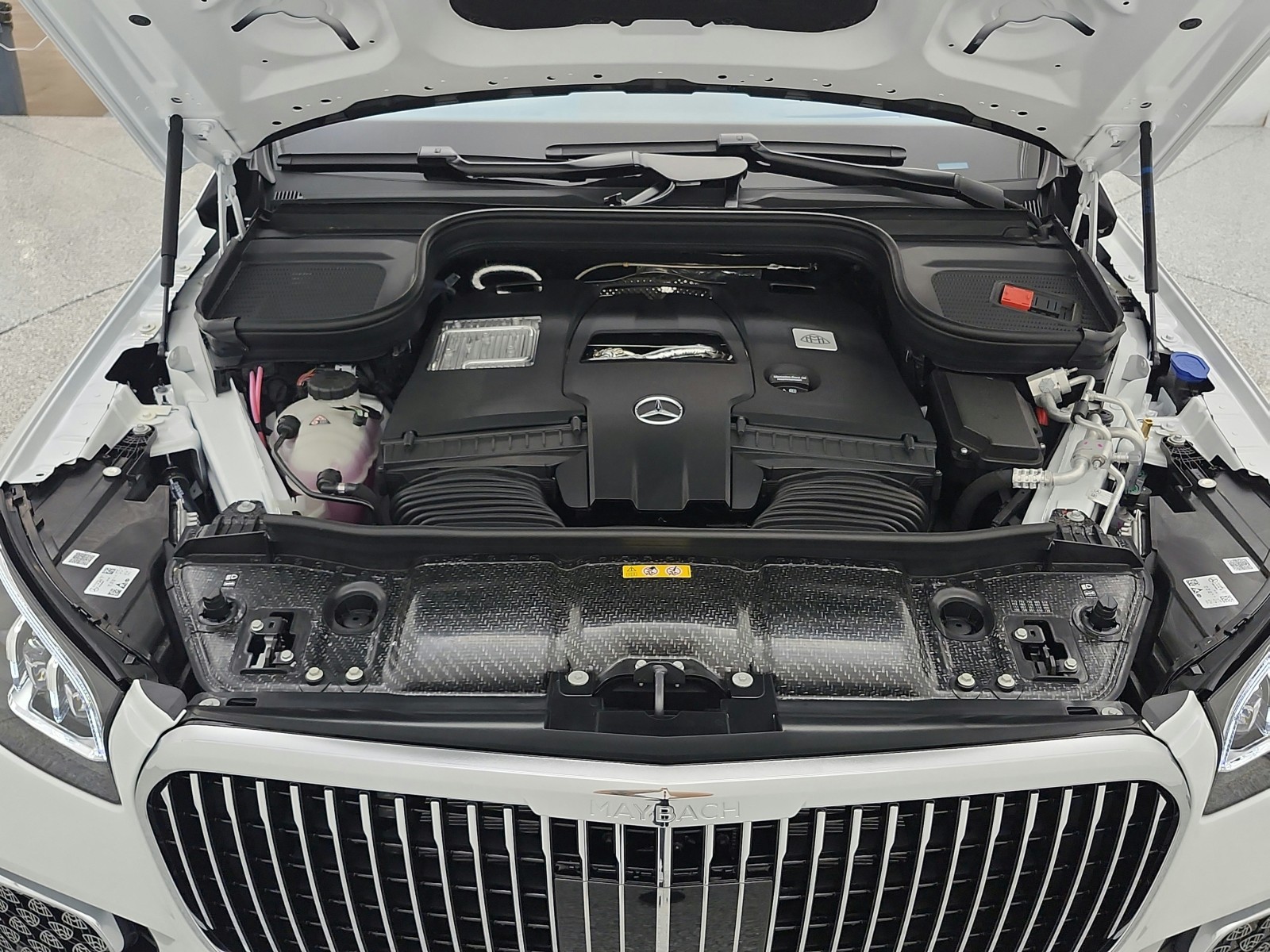 New 2026 MANUFAKTUR Moonlight White Metallic Mercedes-Benz Maybach GLS 600 image 11