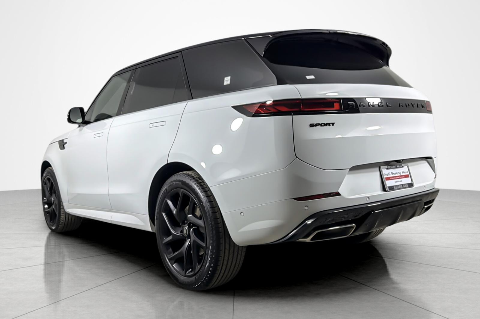 Used 2025 Fuji White Land Rover P400 Dynamic SE image 3