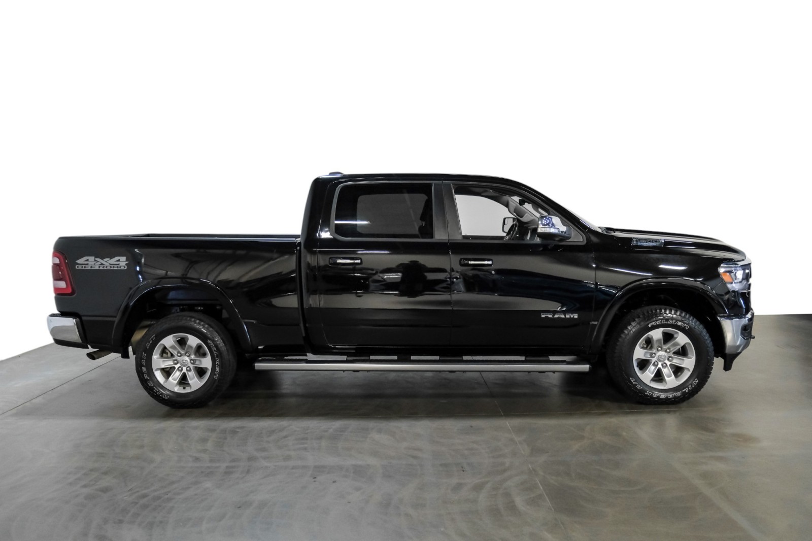 2022 Ram 1500 Laramie 4x4 CrewCab LeatherSeating 23Hpkg LevelApkg SideSteps 6