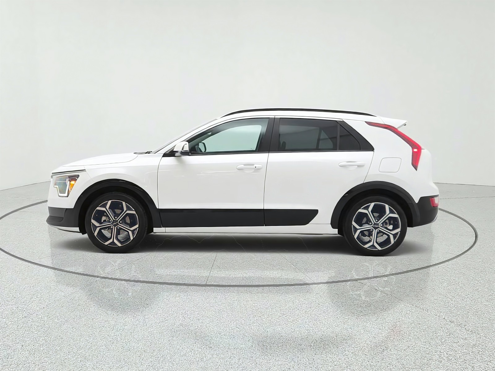 Used 2023 Snow White Pearl Kia EX Touring FWD image 8